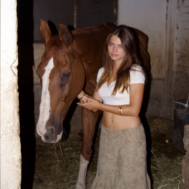 Candela Moore with a horse in a stable